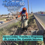Profissional da equipe de limpeza urbana atua com dedicação na roçagem da vegetação às margens do viaduto em Águas Lindas de Goiás.